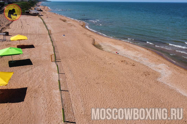 Тренировки по боксу на летних сборах на Море проводятся на отркытом песчаном пляже Moscowboxing